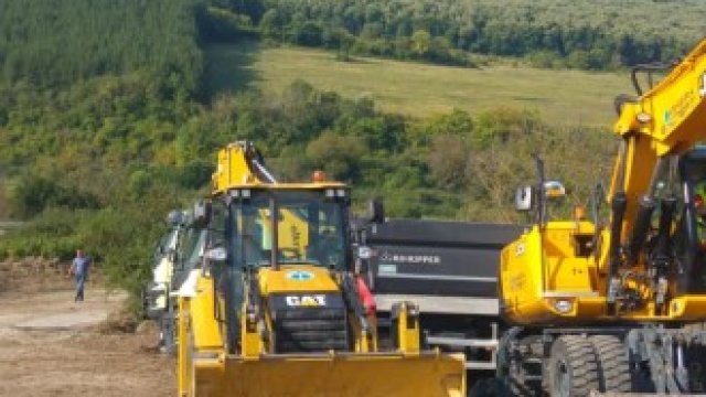 <p>
	Започна строителството на 16,3 км от автомагистрала &quot;Хемус&quot; между Буховци и Белокопитово. Сред присъстващите на първата копка бе премиерът Бойко Борисов. <em>Снимка: БТА&nbsp;</em></p>
