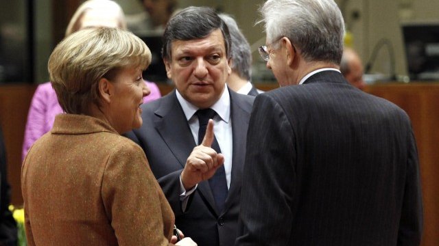 <p>
	Германският канцлер Ангела Меркел, председателят на ЕК Жозе Мануел Барозу и италианският премиер Марио Монти по време на срещата на върха на ЕС в Брюксел. <em>Снимка: Ройтерс</em></p>
