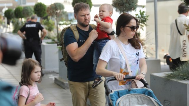 <p>
	<em>В неделя експулсираните руски дипломати и семействата им напуснаха България със самолети. Снимка: БГНЕС/БЛАГОЙ КИРИЛОВ</em></p>
