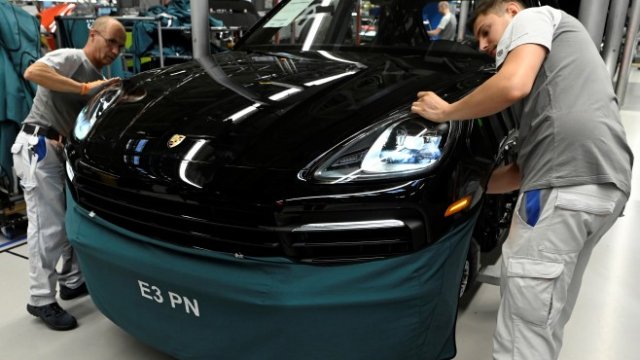 <p>
	Служители на&nbsp;VW във фабриката на компанията в Братислава. <em>Снимка: Ройтерс</em></p>
