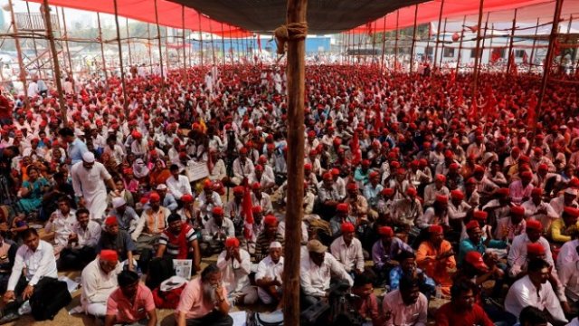 <p>
	Протестиращи фермери пристигнаха в Мумбай, 12 март 2018 г. <em>Снимка: Ройтерс</em></p>
