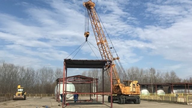 <p>
	Навесите, под които се съхранява оборудването за АЕЦ &quot;Белене&quot;. <em>Снимка: Министерство на енергетиката</em></p>
