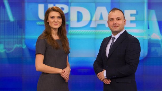 <p>
	Водещите на UpDate Елена Кирилова и Бойчо Попов. <em>Снимка: Investor Media Group</em></p>
