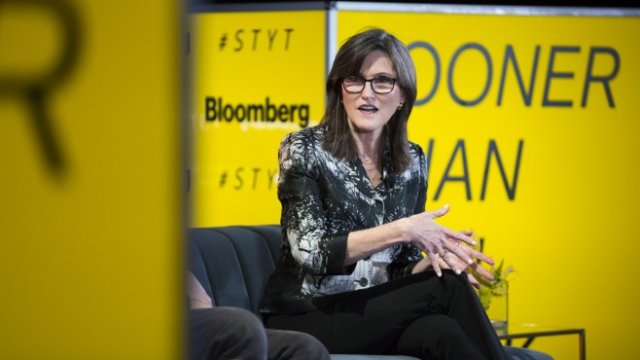 <p>
	Кати Ууд, главен изпълнителен директор и главен инвестиционен директор на ARK Investment Management LLC.<em> Снимка:&nbsp;Alex Flynn/Bloomberg</em></p>
