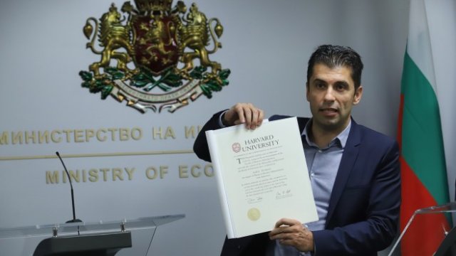 <p>
	Министърът на икономиката Кирил Петков показа дипломата си от Харвардския университет заради появили се твърдения за нередности около завършеното от него образование.&nbsp;<em>Снимка: БГНЕС</em></p>
