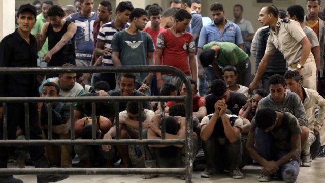 <p>
	Група от спасените край бреговете на Египет мигранти. <em>Снимка: Ройтерс</em></p>
