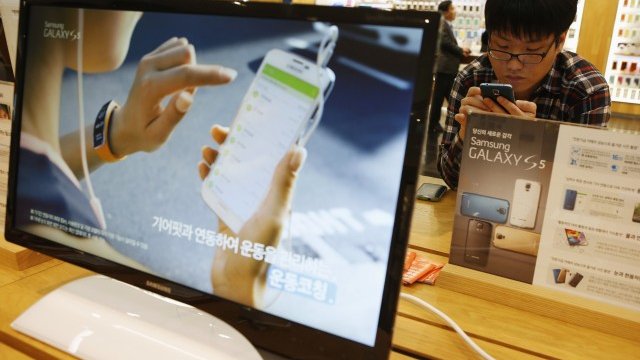 <p>
	Корейците разчитат на новия Galaxy S 5. <em>Снимка: Ройтерс</em></p>
