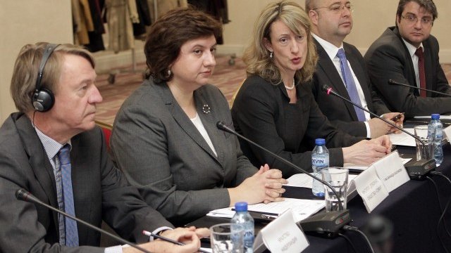 <p>
	Зинаида Златанова (в средата) откри конференцията &quot;България в Информационното табло на Европейския съюз в областта на правосъдието&quot;.<em> Снимка: БТА</em></p>
