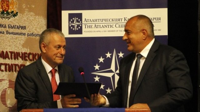 <p>
	Премиерът Бойко Борисов (вдясно) с президента на Атлантическия клуб Симеон Паси (вляво). <em>Снимка: Олег Попов, Investor Media Group </em></p>
