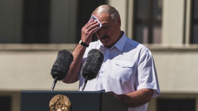 <p>
	<em>Александър Лукашенко изнася реч пред свои поддръжници в Минск, август, 2020 г. Снимка: Evgeny Maloletka/Bloomberg</em></p>
