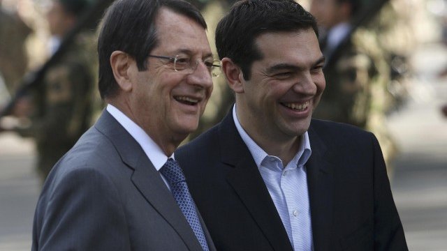 <p>
	Президентът на Кипър Никос Анастасиадис (вляво) и Алексис Ципрас в Никозия. <em>Снимка: Ройтерс</em></p>
