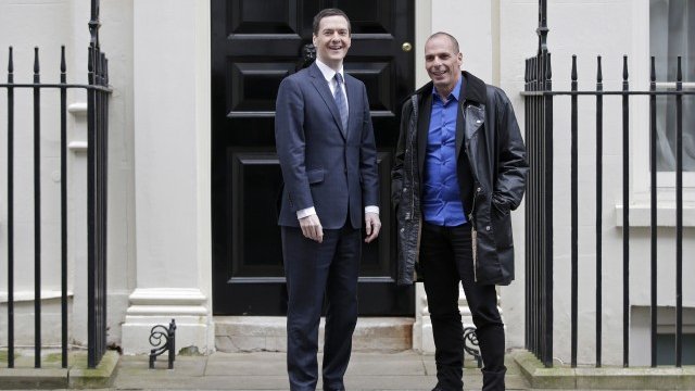 <p>
	Финансовите министри на Великобритания и Гърция Джордж Озбърн и Янис Варуфакис се срещат на Даунинг стрийт 11. <em>Снимка: Ройтерс</em></p>
