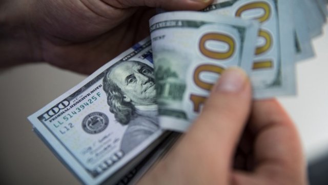 Каква е връзката между слабия долар и Китай?