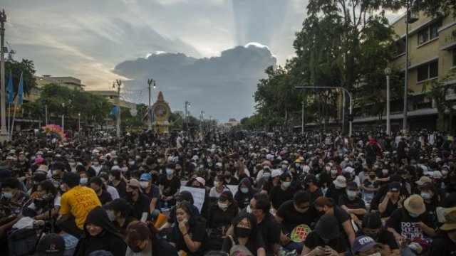 Протестите в Тайланд рушат табута