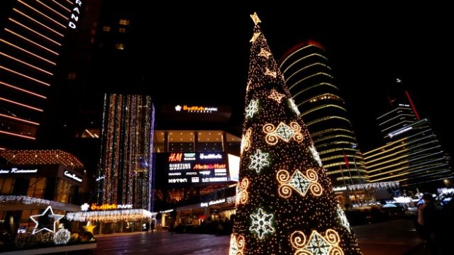 <p>
	<em>Центърът на Истанбул вече е с новогодишна украса. Снимка: Ройтерс</em></p>
