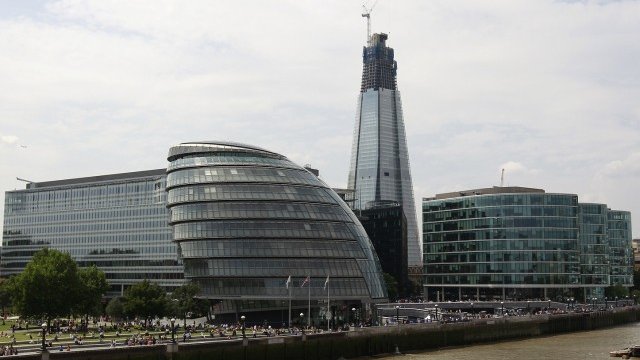 <p>
	Градската управа на Лондон се помещава в сграда, собственост на Кувейт (на преден план). На заден план е небостъргачът The Shard, собственост на Катар. <em>Снимка: архив Ройтерс, 2011 г.</em></p>
