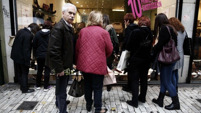 <p>
	Жители на Атина се тълпят пред магазин с намалени стоки. <em>Снимка: Ройтерс</em></p>
