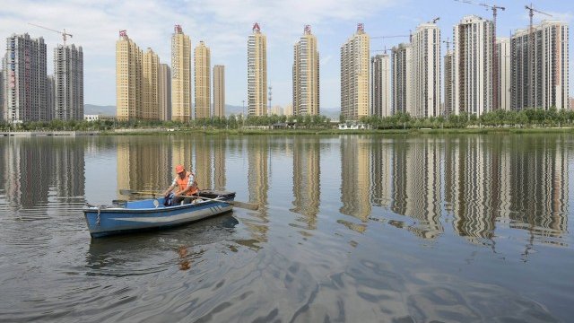 <p>
	Сделките с имоти в Китай продължават да намаляват, но с по-бавен темп. <em>Снимка: Ройтерс</em></p>
