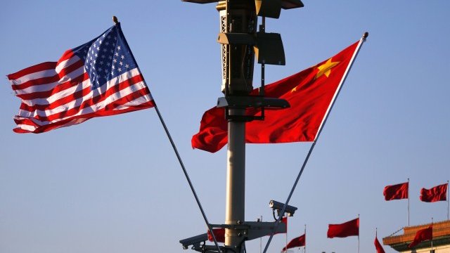 <p>
	Китайски и американски знамена се веят над площад Тиенанмън в Пекин по повод официалното посещение на Барак Обама в страната. <em>Снимка: Ройтерс</em></p>
