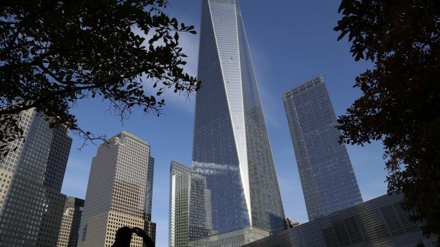 <p>
	В началото на ноември в Ню Йорк официално беше открит небостъргачът One World Trade Center, построен на мястото на Световния търговски център. <em>Снимка: Ройтерс</em></p>
