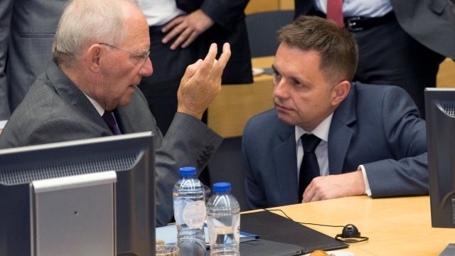 <p>
	Шойбле и&nbsp;Петър Казимир - двама от големите скептици. <em>Снимка: Ройтерс</em></p>
