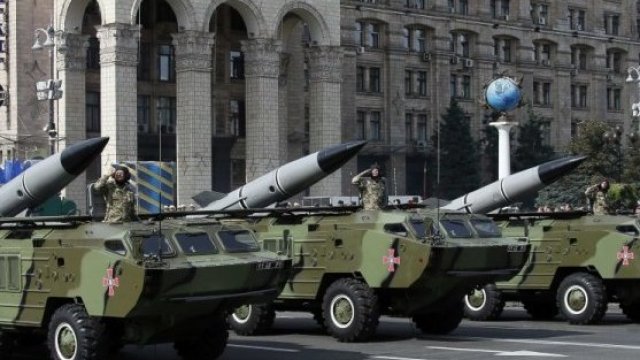 <p>
	Военен парад бе проведен в Киев по случай Деня на независимостта на Украйна. <em>Снимка: Ройтерс</em></p>
