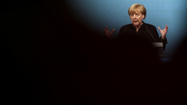 <p>
	Меркел: &quot;Не мога да се преструвам, че планираните доставки на германско оръжие за кюрдите в Ирак не могат да попаднат в неподходящи ръце&quot;. <em>Снимка: Ройтерс</em></p>
