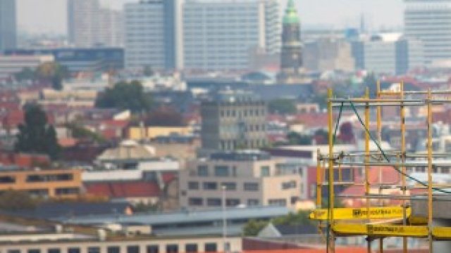 <p>
	Наемите в германската столица трябва да бъдат замразени за пет години за всички имоти, построени до 2013 г. <em>Снимка: Krisztian Bocsi/Bloomberg</em></p>
