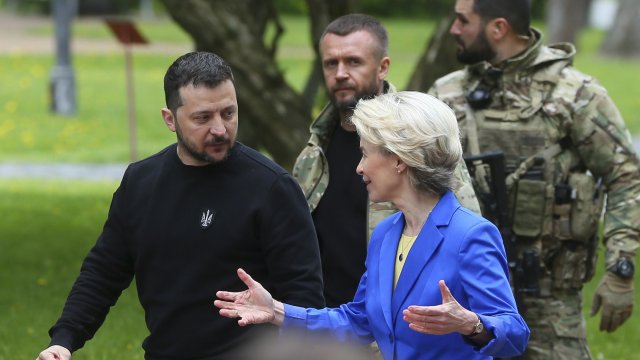 Урсула фон дер Лайен (вдясно) отново посети Киев. Снимка:  EPA/STEPAN FRANKO