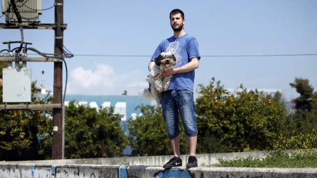 <p>
	Във Франция на мода сред студентите са и гледачите на кучета, които правят компания на домашните любимци, когато стопаните им ги няма. <em>Снимка: Ройтерс</em></p>
