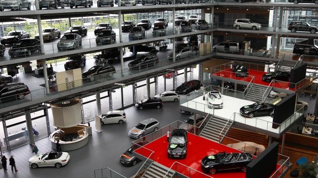<p>
	Шоурум на автомобили от бранда Mercedes-Benz на Daimler в Мюнхен. <em>Снимка: Ройтерс</em></p>
