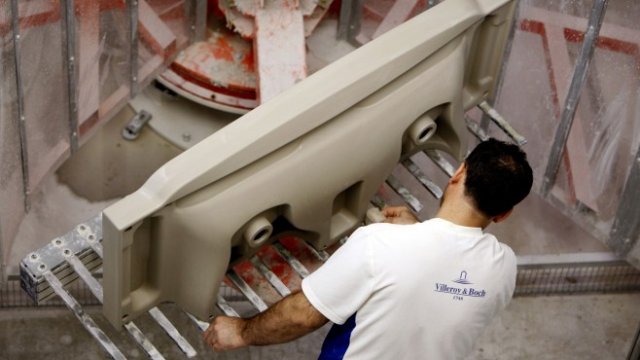 <p>
	Завод на Villeroy &amp; Boch AG в Метлах, Германия. <em>Снимка: Chris Ratcliffe/Bloomberg</em></p>
