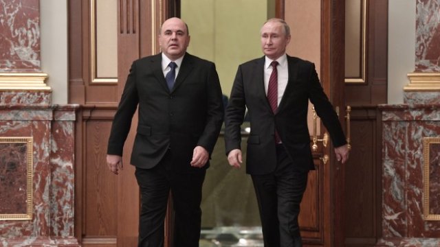 <p>
	Путин въвежда Мишустин на първото заседание на новото правителство. <em>Снимка: ЕРА</em></p>
