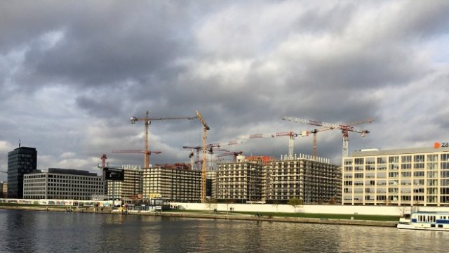 <p>
	Строителната дейност в центъра на Берлин продължава с пълна сила. <em>Снимка: Ройтерс</em></p>
