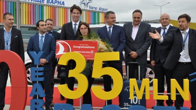 <p>
	На летище Варна бе посрещнат 35-милионният пътник от началото на концесията на двете морски летища. <em>Снимка: БТА</em></p>
