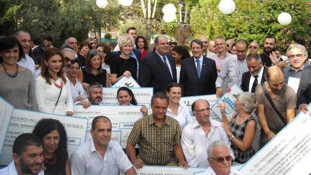 <p>
	Сър Стелиос и президентът на Кипър Никос Анастасиадис /в центъра/ заедно със спечелилите наградите кипърски гърци и кипърски турци &ndash; в традиционната обща семейна снимка. <em>Снимка: Бранислава Бонабац</em></p>
<div>
	&nbsp;</div>
