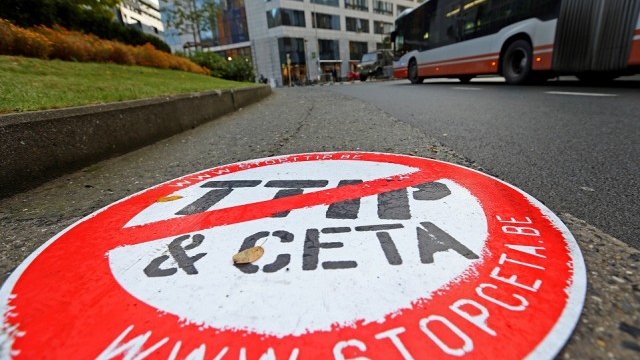 <p>
	Протест срещу CETA и TTIP в Брюксел. Снимка: <em>архив Ройтерс</em></p>
