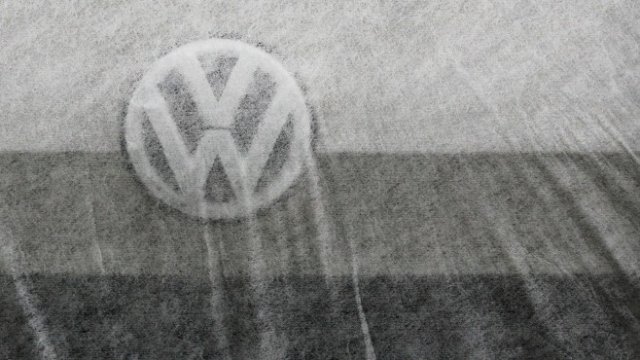 <p>
	Нови автомобили на Volkswagen на международното летище &bdquo;Вили Бранд&ldquo; в Берлин, Германия, 14 август, 2018 г. <em>REUTERS</em>.</p>
