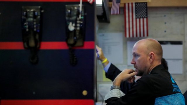 <p>
	Търговец по време на търговията на Wall Street. <em>Снимка: Ройтерс</em></p>
