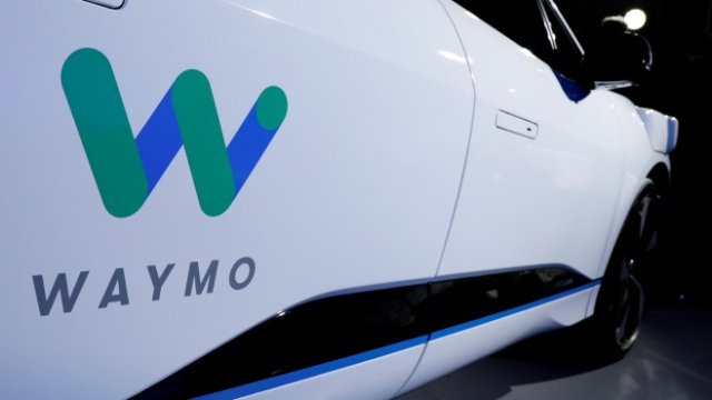 <p>
	Автомобил Jaguar I-PACE с технология на Waymo. <em>Снимка: Ройтерс</em></p>
