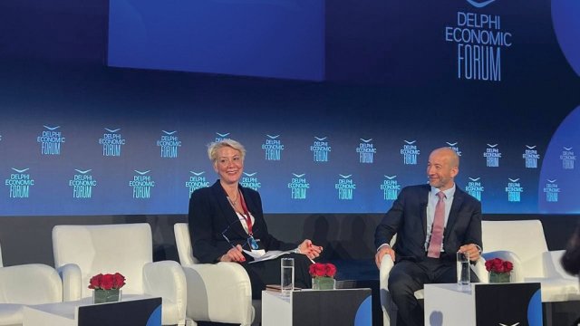 Калин Пешов и журналистът Мария Николциу от AlphaTV по време на Делфийския икономически форум