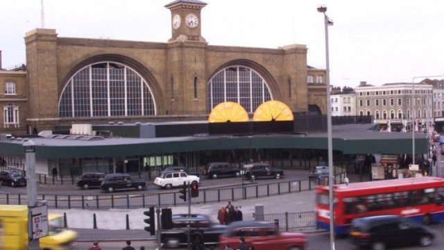 <p>
	Когато ремонтите бъдат завършени, в района на King&#39;s Cross ще има 2 хил. нови апартамента и 23 офис сгради, простиращи се върху площ от 650 хил. кв. м.<em> Снимка: Ройтерс</em></p>
