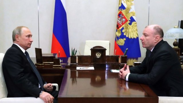 <p>
	&nbsp;Путин и Потанин (вдясно) на среща през 2018 г. <em>Снимка: EPA/MICHAEL KLIMENTYEV</em></p>
