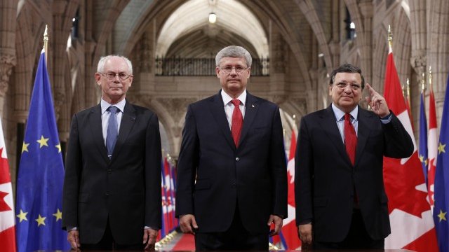 <p>
	Херман Ван Ромпой, Стивън Харпър и Жозе Барозу. <em>Снимка: Ройтерс</em></p>
