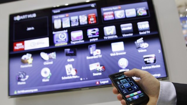 <p>
	Смарт телевизорите са новият лидер сред купуваните на изплащане устройства в България. <em>Снимка: Ройтерс</em></p>
