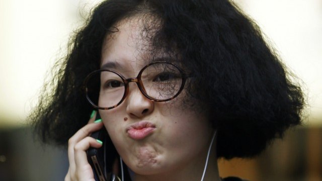 <p>
	Млада жена говори по мобилния си телефон, докато слуша музика, Снимка: <em>Ройтерс</em></p>
