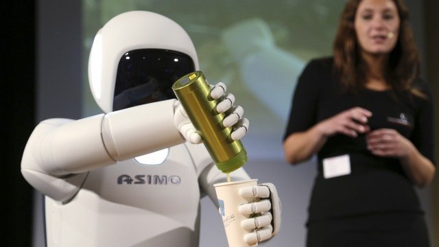 <p>
	Последната версия на Honda на робота й Asimo по време на презентация в Брюксел през юли. <em>Снимка: Ройтерс</em></p>
