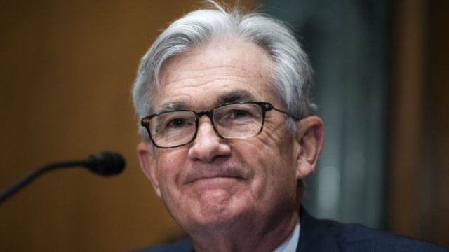 <p>
	Председателят на Фед Джером Пауъл по време на изслушването му в банковата комисия на Сената. <em>Снимка: Tom Williams/Bloomberg</em></p>
