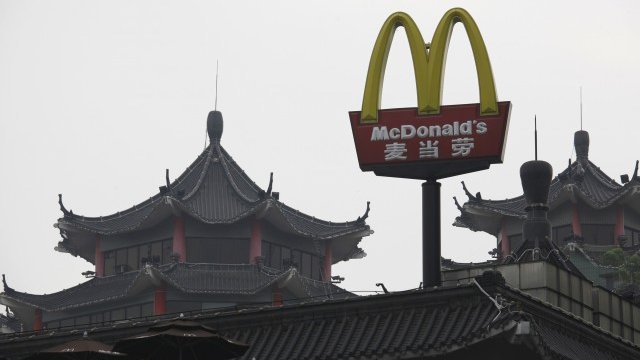 <p style="margin-bottom: 0cm">
	Продажбите на <span lang="bg-BG">McDonald&#39;s</span> в Китай се свиха през август. <em>Снимка: Архив Ройтерс</em></p>
