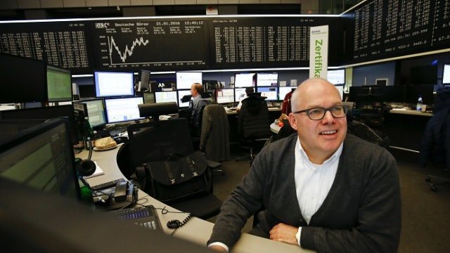 <p>
	Трейдър на борсата във Франкфурт.<em> Снимка: Архив Ройтерс</em></p>
